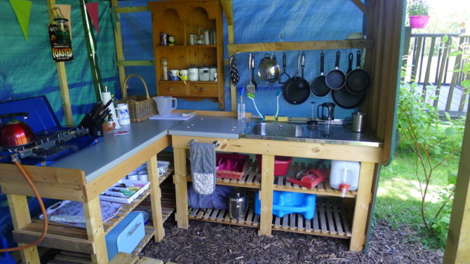 Cwt Gwyrdd Camp Kitchen Units and Sink